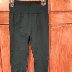 NEW Women’s leggings by Halara size medium (7-8)